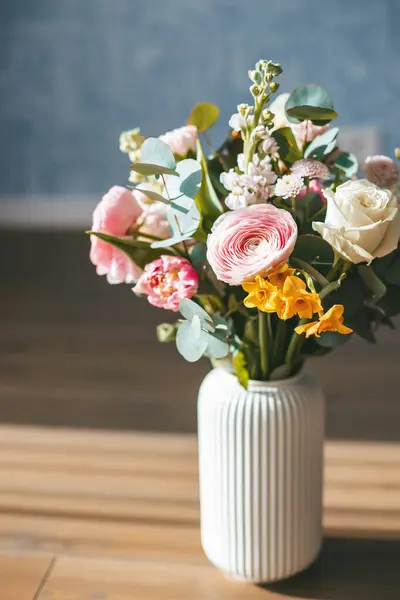 Bouquet Vivace Colorato Fiori Assortiti Vaso Bianco Pavimento Legno — Foto Stock