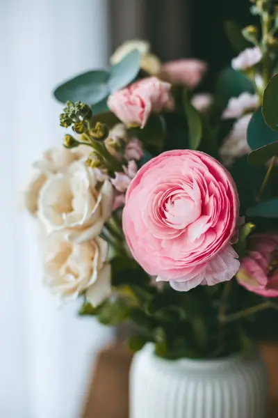 Nahaufnahme Eines Lebendigen Blumenstraußes Schön Arrangiert Einer Weißen Vase Stockbild