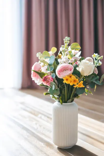 Ein Entzückender Strauß Präsentiert Weiße Rosen Rosa Hahnenfuß Und Gelbe lizenzfreie Stockbilder
