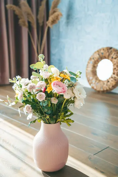 Vaso Rosa Texturizado Cheio Flores Sortidas Que Destacam Contra Cortinas Imagem De Stock