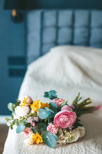 Ein Schöner Strauß Verschiedener Blumen Der Auf Einem Bett Liegt lizenzfreie Stockfotos