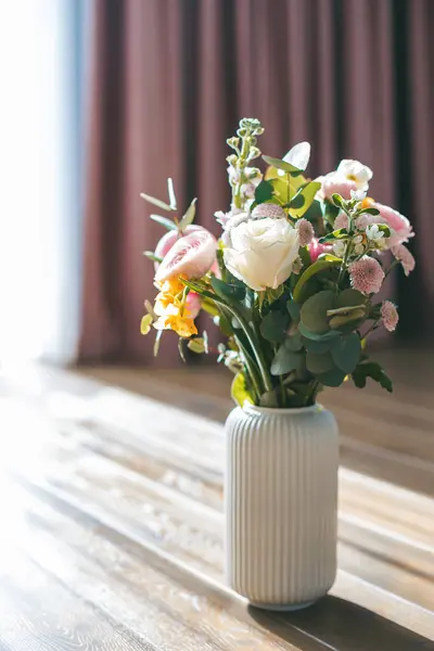 Ein Charmanter Strauß Mit Einer Auswahl Weißer Rosen Rosa Hahnenfuß Stockbild