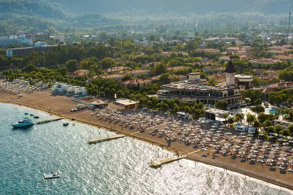 Вид Воздуха Безмятежный Пляжный Курорт Турции Украшенный Многочисленными Пляжными Зонтиками Лицензионные Стоковые Изображения