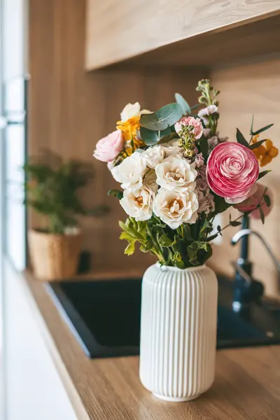 Nádherná Kytice Různých Květin Bílé Váze Umístěný Pultu Stylové Kuchyně Stock Fotografie