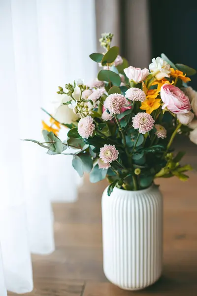 Beyaz Tırtıklı Bir Vazodaki Çeşitli Çiçeklerden Oluşan Renkli Renkli Bir Telifsiz Stok Fotoğraflar