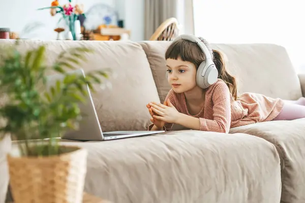 Симпатичная Маленькая Девочка Лет Смотрит Экран Ноутбука Полностью Поглощенная Своим Лицензионные Стоковые Изображения