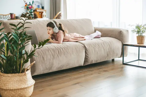 Ein Kleines Mädchen Alter Von Jahren Auf Einem Sofa Liegend Stockbild
