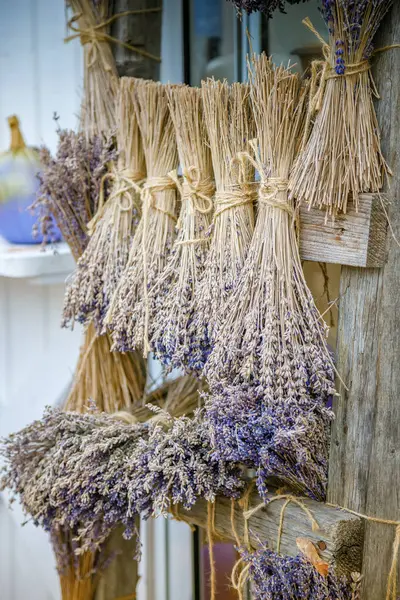 Lavanta buketleri sicimle bağlanır ve ahşap bir merdivene asılır. Aromaterapide veya potpuride kullanılmak üzere kurutulur.