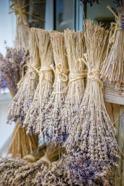 Lavanta buketleri sicimle bağlanır ve ahşap bir merdivene asılır. Aromaterapide veya potpuride gelecekte kullanılmak üzere kurutulur.