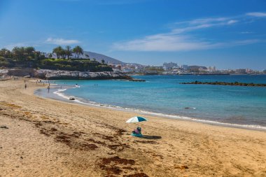 Tenerife 'deki Playa Del Duque, kristal berrak sularıyla kumlu güzel bir sahile sahip. Denizin turkuaz ve mavi renkleri yemyeşil ile kusursuz bir şekilde harmanlanır.