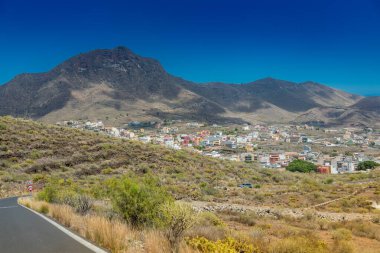 San Miguel, Tenerife 'de yüksek dağlarla çevrili güzel bir vadide kurulmuş ve mavi gökyüzü altında güneşlenmiş doğa ile şehir yaşamı arasındaki ahengi gözler önüne seriyor.