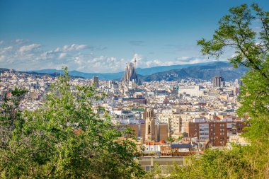 Barcelona 'nın Sagrada Familia' sı, modern ve geleneksel binalarla çevrili panoramik manzaranın merkezidir.