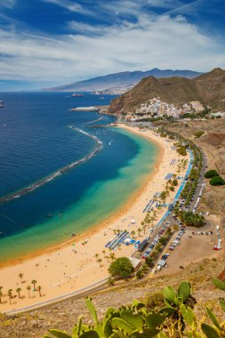 Altın kumlar, mavi sular ve verimli tepeler Las Teresitas 'ı Tenerife' deki plaj aşıkları ve turistler için ideal bir yer yapıyor.