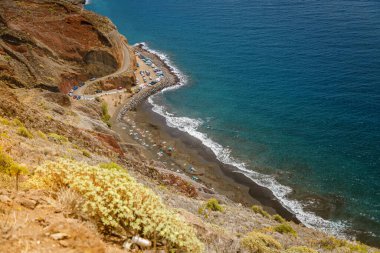 Playa de las Gaviotas karanlık kumları, yüksek uçurumları olan engebeli bir manzara sunuyor ve kıyıya inen bir yol Tenerife 'nin doğal cazibesini gözler önüne seriyor.