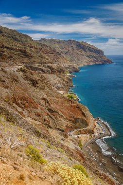 Playa de las Gaviotas 'ın zıt kumlar, engebeli uçurumlar ve sahile gidenler ve doğa severler için mükemmel bir okyanus manzarası.