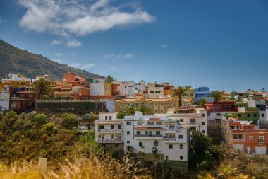Tenerife 'de küçük, güzel bir yamaç kasabası. Düz çatıları olan renkli binalar. Görüntü, Tenerife 'nin canlı cazibesini ve çeşitli mimarisini yakalıyor..