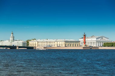 Saint Petersburg 'daki Neva Nehri manzaralı nehir kıyısı boyunca Kunstkamera, 12. Kolej, Eski St. Petersburg Borsası ve Rostral Kolonisi de dahil olmak üzere önemli binalar ve simgeler yer alıyor.