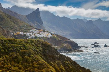 Tenerife 'deki Taganana köyünün manzarası Atlantik Okyanusu' na bakan dik bir uçuruma tünemişti. Arka plandaki engebeli dağlar Tenerife 'de dramatik bir manzara yaratır.