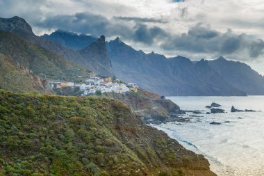 Tenerife 'nin Taganana kıyı köyünü çevreleyen engebeli uçurumlar, bereketli yeşil manzarayla Atlantik Okyanusu' nun dalgaları ile kayalık kıyı şeridi arasında manzaralı bir tezat oluşturuyor.
