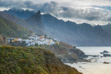 Taganana köyü, Tenerife 'nin engebeli sahillerine kurulmuş ve arkasında dramatik dağlar var. Beyazlatılmış evler kayalık arazi ve okyanus dalgalarına karşı pitoresk bir kontrastlık yaratır.