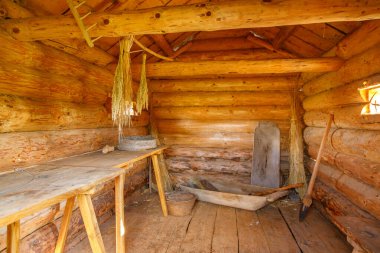 Çimenli tepelerin yuvarlanan manzarası ve Litvanya, Kernave 'de dolambaçlı bir yürüyüş yolu, doğal güzelliği, açık manzarayı ve UNESCO Dünya Mirası sahasının tarihsel önemini yansıtıyor.