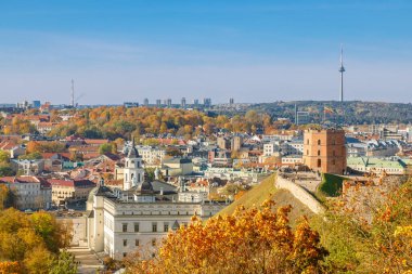 Litvanya 'nın altın sonbahar mevsiminde Gediminas şatosu kulesi ve katedrali olan Vilnius' un panoramik manzarası
