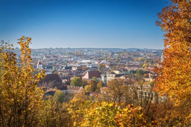 Parlak sonbahar renkleri Vilnius 'un nefes kesici manzarasını sarar. Ufuk çizgisi, açık mavi gökyüzüne karşı kurulmuş tarihi binaların bir karışımını içeriyor ve pitoresk bir şehir manzarası yaratıyor..