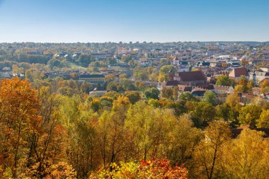 Yüksek bir bakış açısından nefes kesici bir manzara, Litvanya 'nın Vilnius kentinin ılık sonbahar renklerine büründüğünü gözler önüne seriyor..