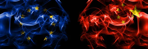 Flaggor Från Europeiska Unionen Mot Kina Kinesiska Rök Flagga Placerad — Stockfoto