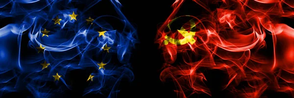 Flaggor Från Europeiska Unionen Mot Kinesiska Kommunistpartiet Rök Flagga Placerad — Stockfoto