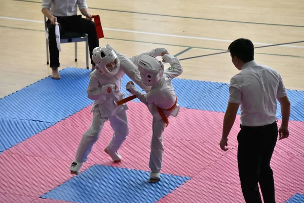 Διαγωνισμός Μεταξύ Αγοριών Και Κοριτσιών Στο Καράτε Καζακστάν Μαρτίου 2023 — Φωτογραφία Αρχείου