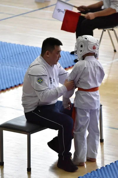 空手の男の子と女の子の間の競争 2023年3月11日カザフスタン — ストック写真