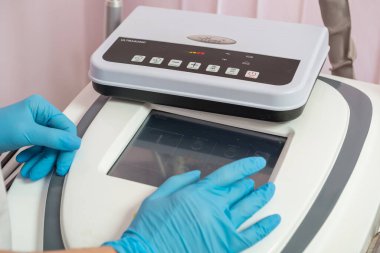 Hastanede ultrason makinesi olan kadın eli, yakın plan.