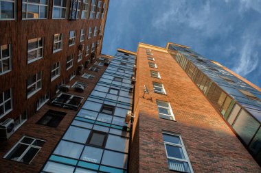 Tuğla yüzlü eski bir binanın cephesi