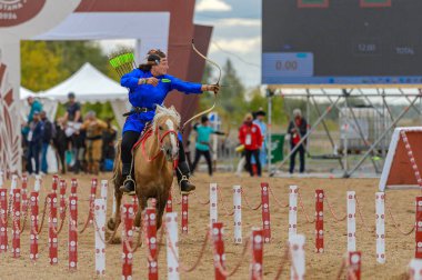 Astana, Kazakistan - 09,09,2024: Dünya Göçebe Oyunları. Ülkelerinin bayraklarıyla ponpon kızlar.