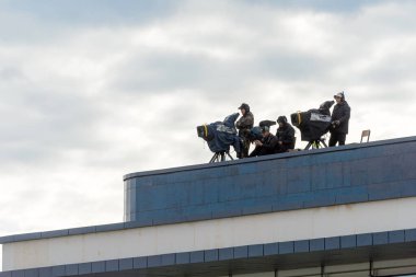Astana, Kazakistan - 09,09,2024: Dünya Göçebe Oyunları. Ülkelerinin bayraklarıyla ponpon kızlar.