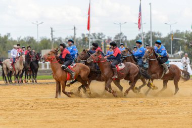 Astana, Kazakistan - 09,09,2024: Dünya Göçebe Oyunları. Ülkelerinin bayraklarıyla ponpon kızlar.
