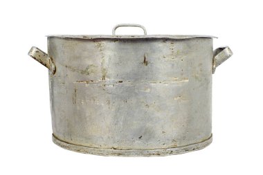 Metal tencerenin her iki tarafında da yemek veya depolama için uygun iki tutacağı olan eski, gümüş bir kapağı vardır. Basit tasarımı, kırsal mutfak için mükemmel.