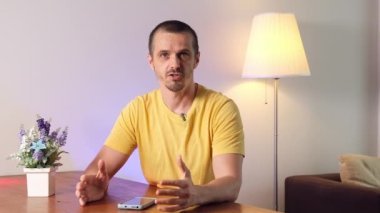 Erkek blogcu ya da online öğretmen izleyicilerine anlatıyor. Yüksek kaliteli FullHD görüntüler