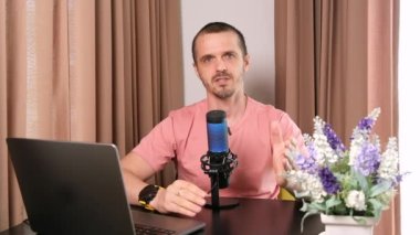 Erkek blogcu ya da online öğretmen izleyicilerine anlatıyor. Yüksek kaliteli FullHD görüntüler
