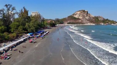 Mavi Deniz, Dalgalar ve Dağ 'la birlikte İHA uçuşu. Yüksek kalite 4k görüntü