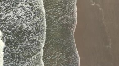 Blue Sea ve Waves 'in olduğu Top Coastline' dan Drone Flight View. Yüksek kalite 4k görüntü