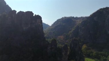 Yüksek kaliteli 4K drone videosu nefes kesici dağ manzaraları yakalıyor