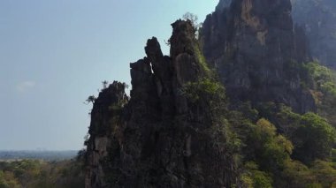 Yüksek kaliteli 4K drone videosu nefes kesici dağ manzaraları yakalıyor