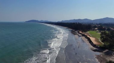 Blue Sea ve Waves 'in olduğu sahilin ötesine. Yüksek kalite 4k görüntü