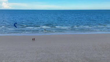 Tayland sahilinde uçurtma uçuran iki kişi. Yüksek kalite 4k görüntü