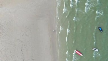 Sakin deniz ve kumlu sahil havadan ele geçirildi. Yüksek kalite 4k görüntü