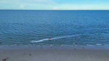 Tropik Tayland 'da sakin plaj ve mavi okyanus. Yüksek kalite 4k görüntü