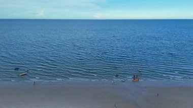 Kumsaldaki kano ve sığ sulardaki hava manzarası. Yüksek kalite 4k görüntü