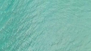 İnsansız hava aracı gün ışığında Tayland 'da kayalık bir plajda uçuyor..